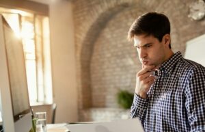 Kunde blickt entsetzt auf Brief mit Beitragserhöhung der UKV PKV